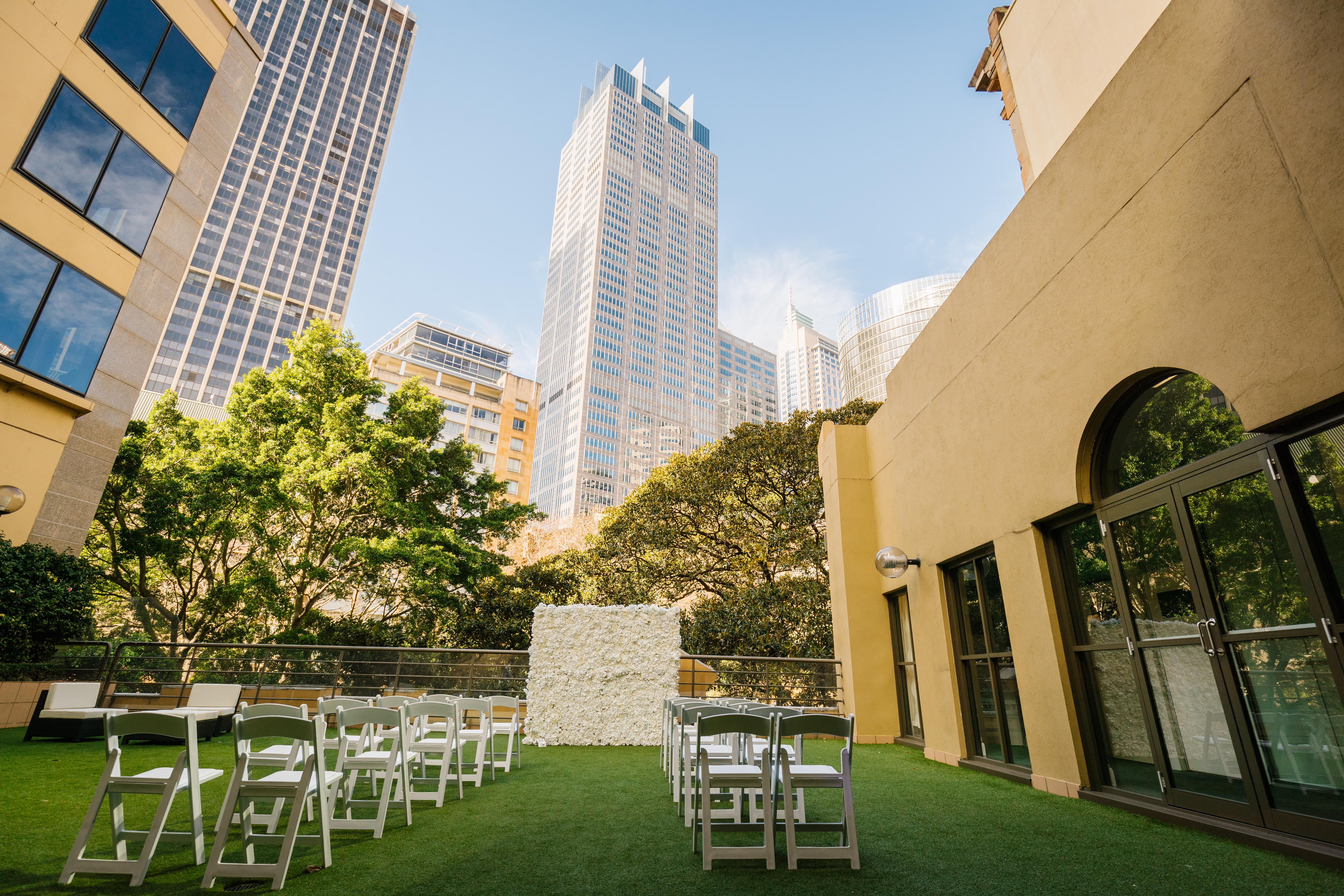 Sydney Harbour Marriott Hotel At Circular Quay Екстериор снимка The rooftop garden at the San Diego Marriott