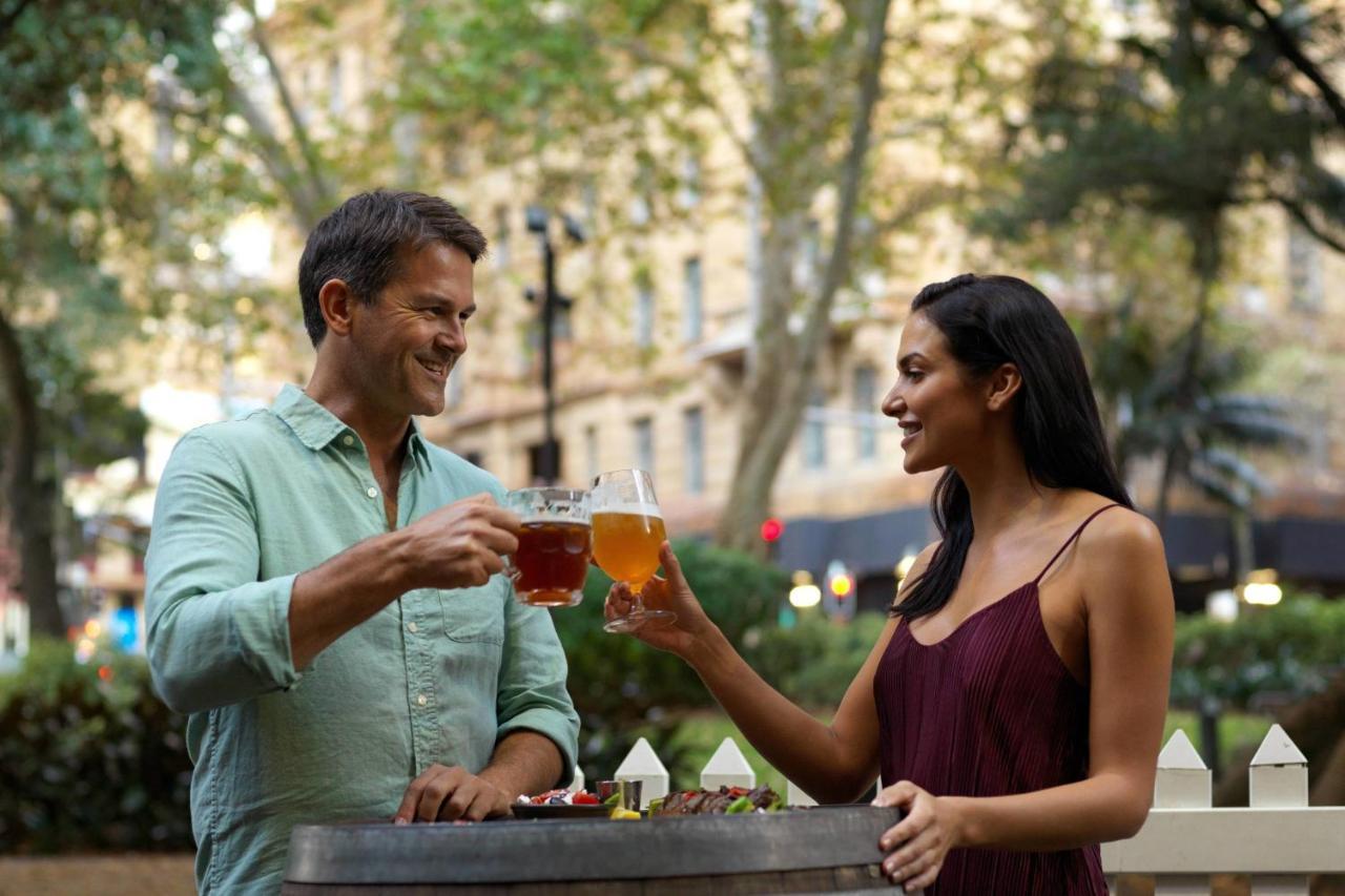Sydney Harbour Marriott Hotel At Circular Quay Екстериор снимка A couple drinking beer