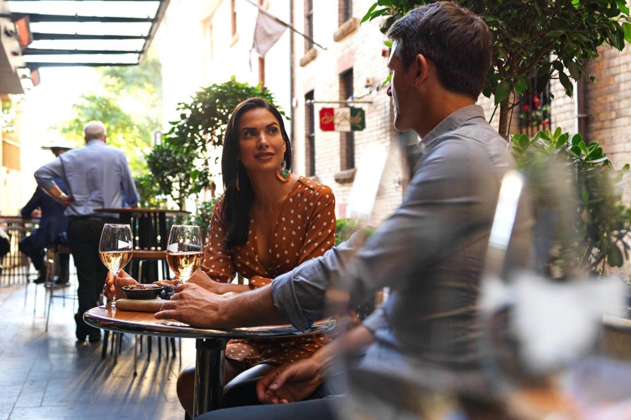 Sydney Harbour Marriott Hotel At Circular Quay Екстериор снимка A couple at a café