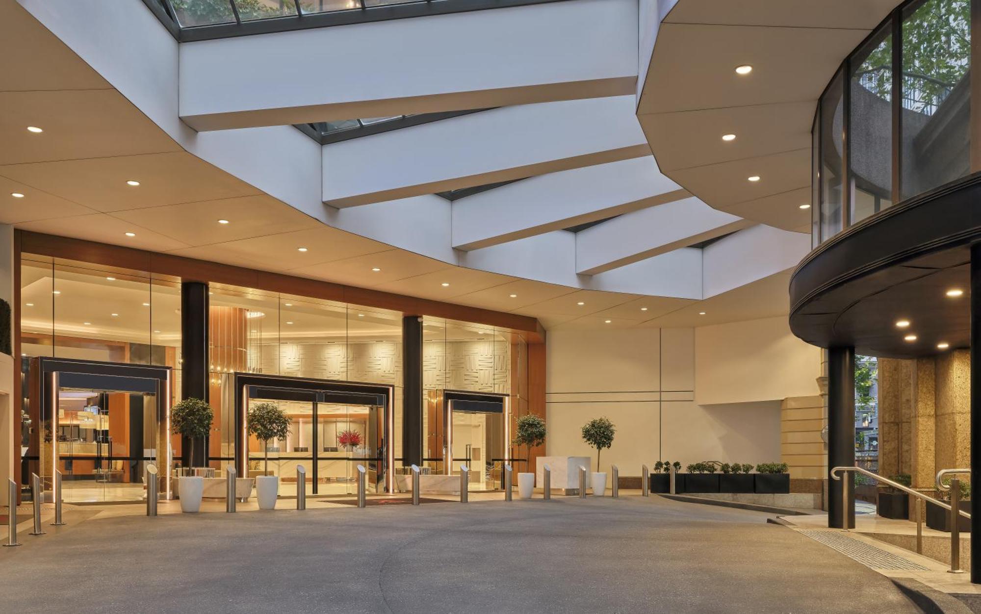 Sydney Harbour Marriott Hotel At Circular Quay Екстериор снимка The entrance to the hotel