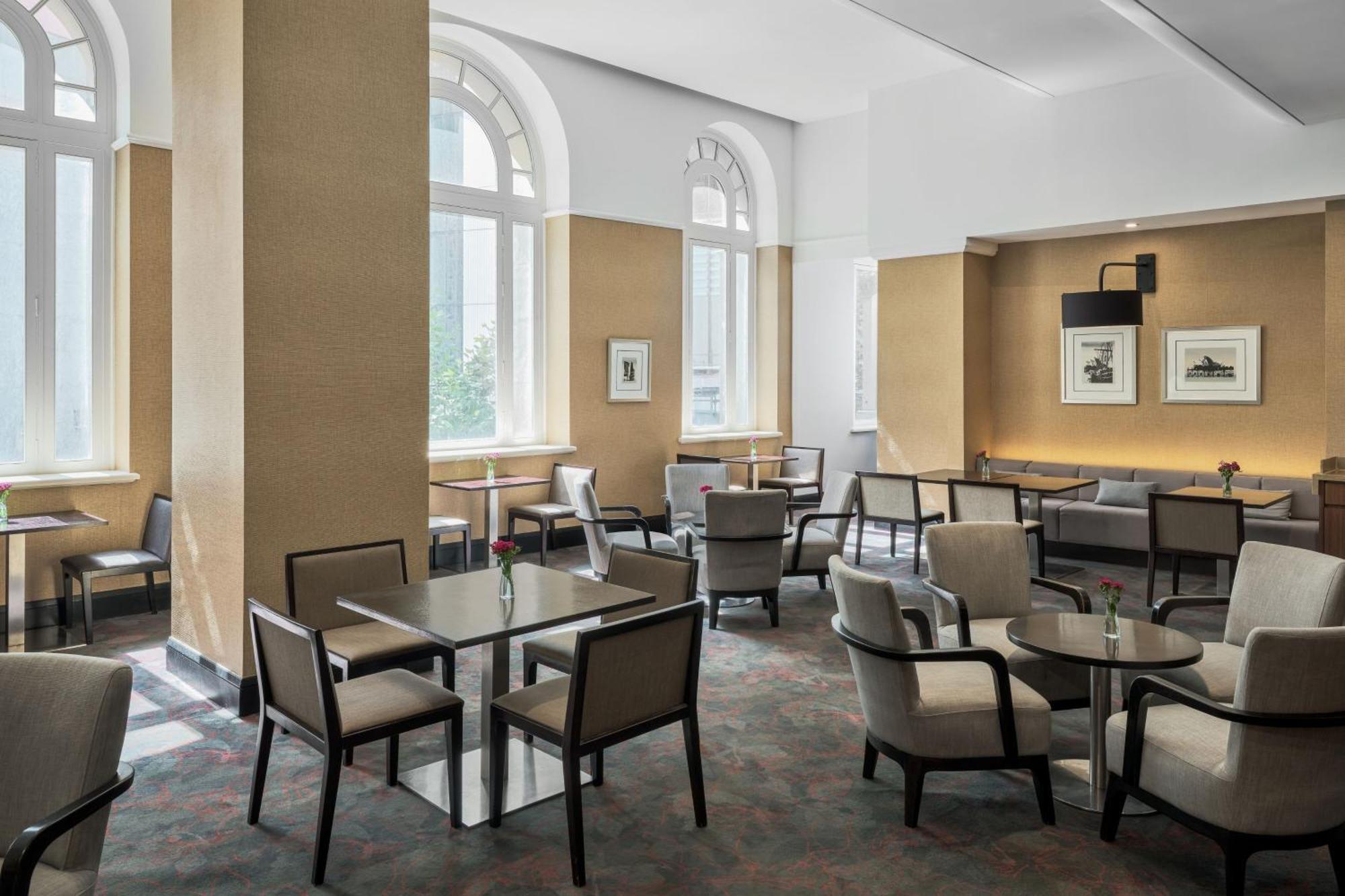 Sydney Harbour Marriott Hotel At Circular Quay Екстериор снимка The Club lounge at Hong Kong International Airport