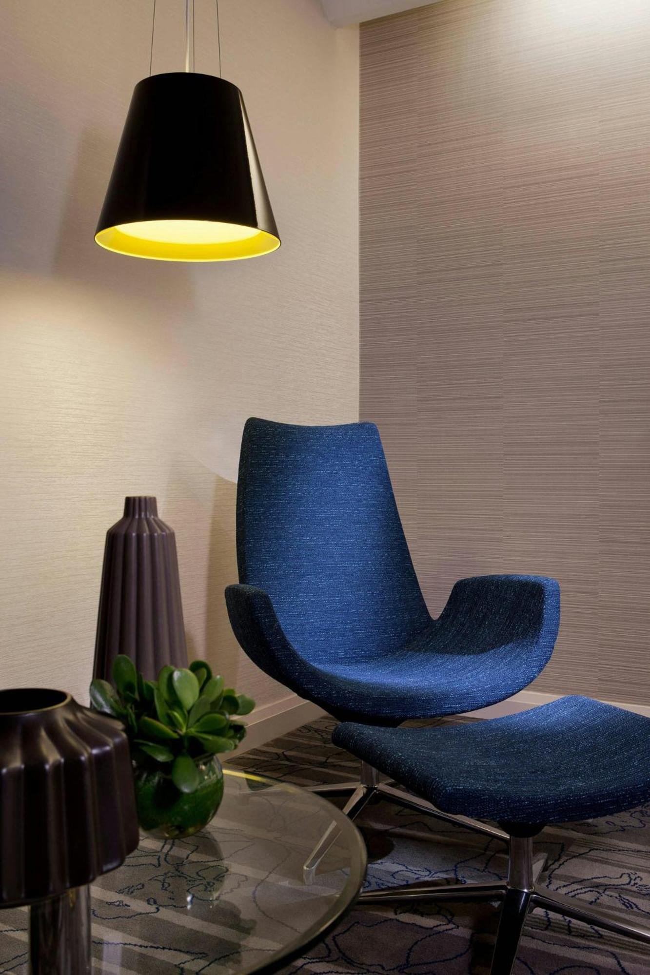 Sydney Harbour Marriott Hotel At Circular Quay Екстериор снимка A chair with a blue cushion